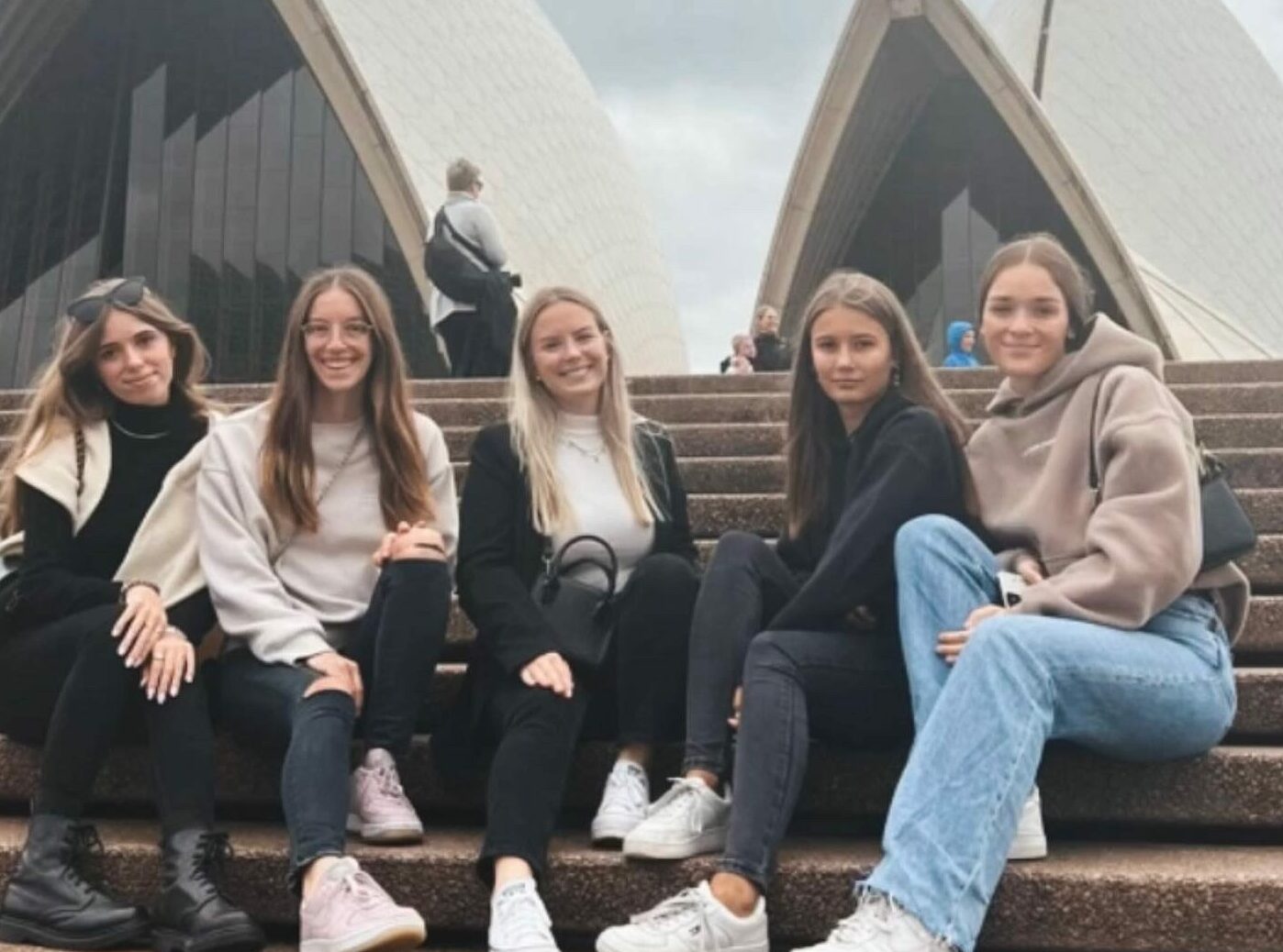 Bild von Freundinnen vor dem Opernhaus in Sydney