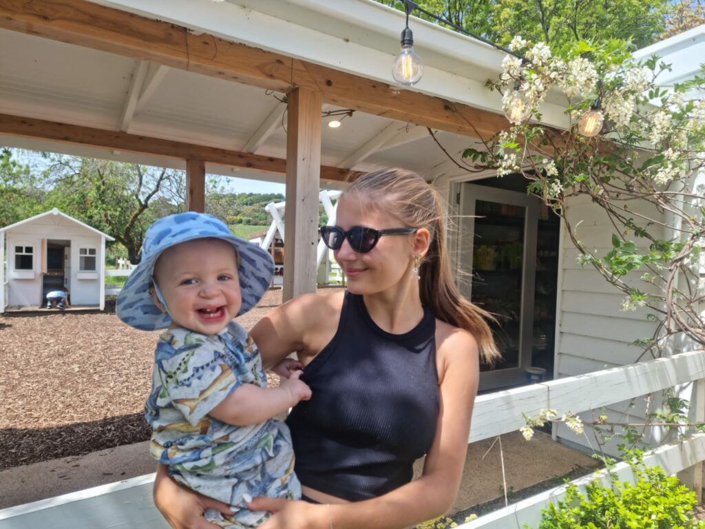 Bild von Gründerin mit Au-Pair Kind